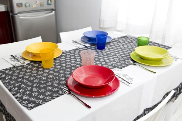 Conjunto de mesa com pratos coloridos — Fotografia de Stock