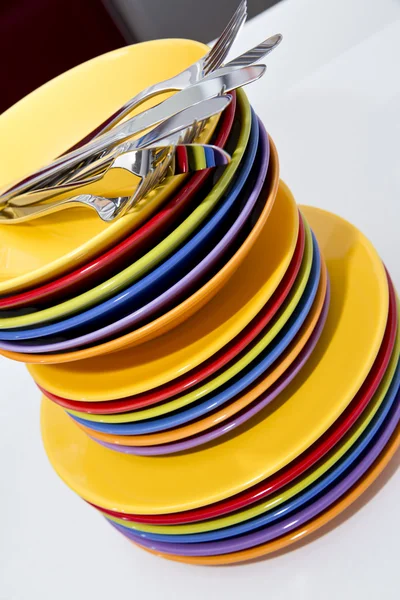 Pilha de placas de cerâmica colorida — Fotografia de Stock