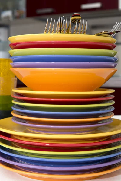 Pilha de placas de cerâmica colorida — Fotografia de Stock