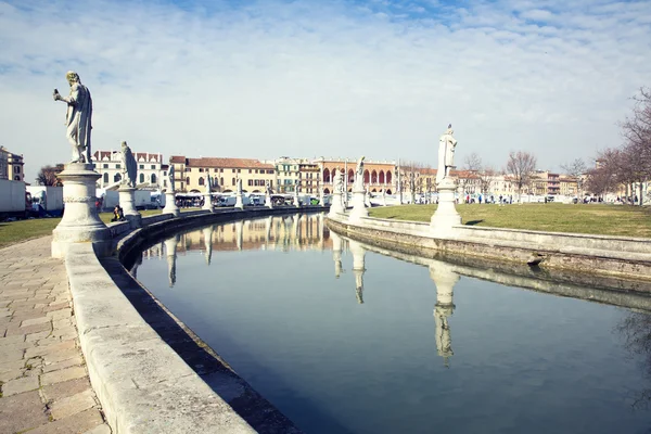 Prato della Valle v Padově, Veneto, Itálie. — Stock fotografie