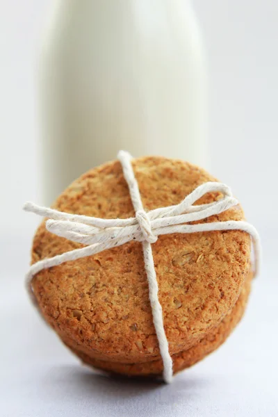 Healthy home made oatmeal biscuits and a bottle of fresh milk — Stock Photo, Image