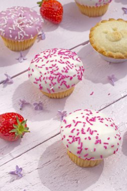 Taze ev yapımı elmalı turta ve taze çilek ile cupcakes 