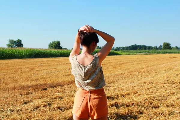 Jolie jeune femme dans les champs — Photo