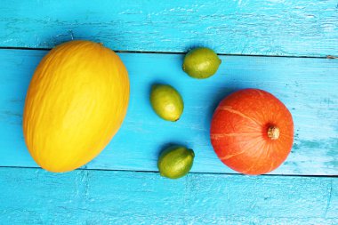 ahşap arka plan mavi renkli meyvelerde