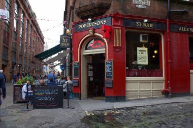 edinburgh gül sokak barda yanında oturan insanlar