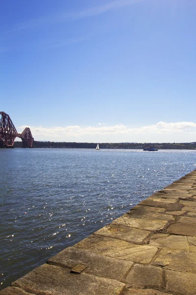 Εμπρός γέφυρα ραγών από τη Νότια Queensferry, Σκωτία — Φωτογραφία Αρχείου