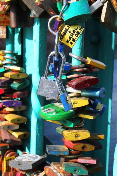 Ponte com cadeados pendurados por casais, Wroclaw, Polônia — Fotografia de Stock