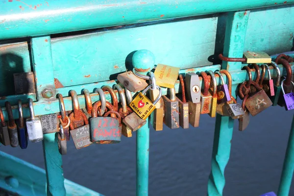 Ponte com cadeados pendurados por casais, Wroclaw, Polônia — Fotografia de Stock