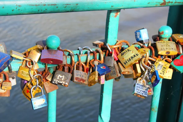 Ponte com cadeados pendurados por casais, Wroclaw, Polônia Imagens Royalty-Free