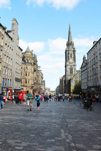 Kijk naar beneden de historische Royal Mile, Edinburgh, Schotland — Stockfoto