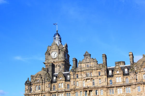 Historic City House with scottish flag in Edinburgh — Stock Photo, Image