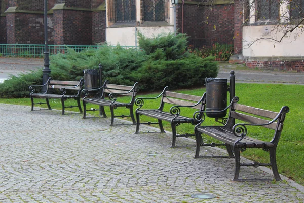 Ławki w parku w Wrocław, Polska — Zdjęcie stockowe