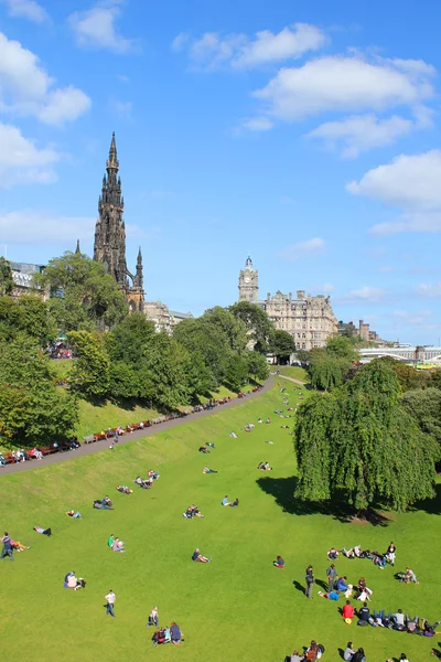 People relaxing in Edinburgh park next to the Scott monument, Sc — Stock Photo, Image