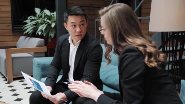 Close-up van gericht vertrouwen Aziatische ondernemer zakenman die zakelijke bijeenkomst overleg met vrouwelijke Kaukasische klant uitleggen contract overeenkomst data analyse investeringsproject. — Stockvideo