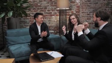 Karışık ırk işadamı mutlu ödül ikramiyesi alıyor, finansal piyasa büyüme konseptini kutluyor mutlu çok ırklı iş arkadaşları grubu birlikte eğleniyor zafer alkışlarının tadını çıkarıyor.