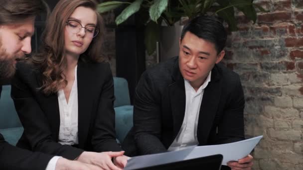 Asyalı yatırımcı ile beyaz kadın iş kadını meslektaşları arasında yapılan başlangıç yatırımları doğrulama toplantısı modern ofis işyerinde günlük resmi kıyafetler giyerek el sıkışıyor — Stok video