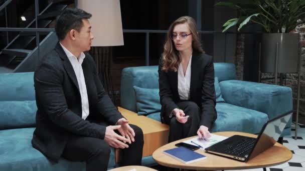 Primo piano di uomini d'affari multirazziali donna caucasica e uomo asiatico parlando di accordo di contratto stringendo la mano approvazione accettazione offerta confermando documenti di cooperazione prospettiva in sala ufficio. — Video Stock