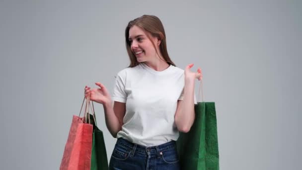 Šťastná mladá žena nakupující fanoušek držící tašky Prodej v Mall. Černý pátek. — Stock video