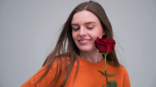 Piękna kobieta z czerwoną różą Uroczy wygląd Naturalne piękno w studio. — Wideo stockowe
