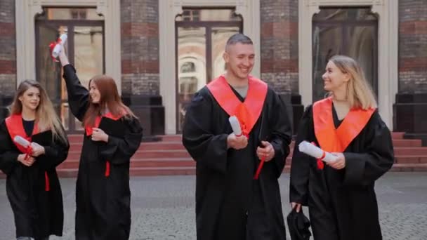 Mejores amigos estudiante ir a la ceremonia de graduación riendo concepto de educación. — Vídeos de Stock