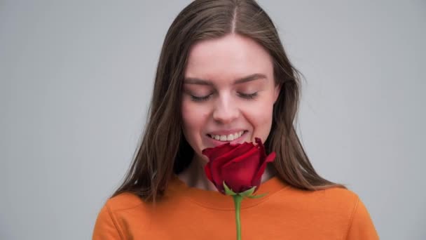 Atrakcyjna dziewczyna z czerwoną różą Uroczy wygląd Naturalne piękno. — Wideo stockowe