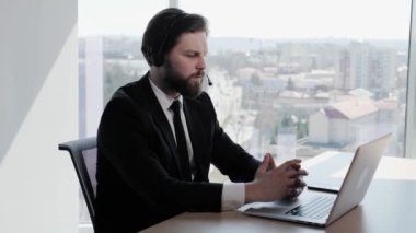 Çağrı merkezi tele pazarlama müşteri destek acentesi telefon görüntülü konferans hizmeti sunar sakallı yakışıklı erkek operatör iş temsilcisi İletişim Merkezi Operatör Danışmanlığı