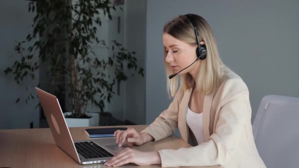 Call center, telemarketing, ügyfélszolgálati ügynök nyújt szolgáltatást telefonon video konferencia hívás szőke női üzemeltető szolgáltatás üzleti képviselő Contact Center Operator Consulting Ügyfelek. — Stock videók