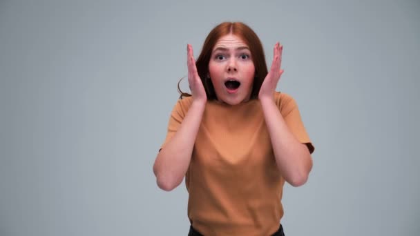 Sonriendo alegre joven jengibre mostrando ganador lotería emociones reales. — Vídeos de Stock