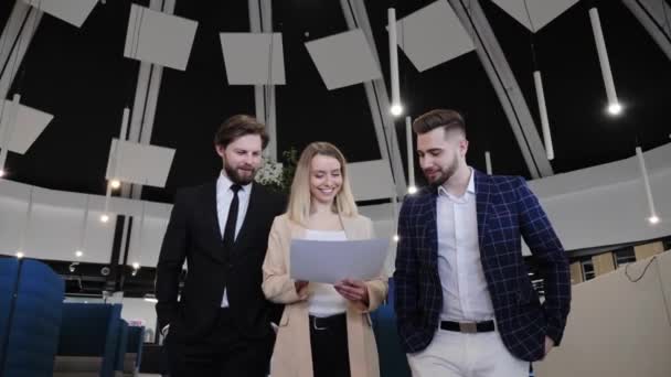 Een groep jonge startups gaan door een futuristisch business center kantoor bespreken werkkwesties plan verder werk lachende vrouwelijke ondernemer vertelt marketing activiteiten Business People Apps. — Stockvideo