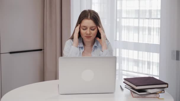 Donna ha mal di testa tocca le tempie dopo il computer portatile che lavora a casa ufficio. — Video Stock