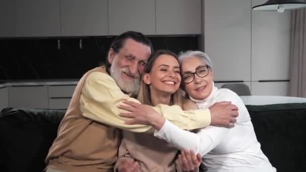 Lycklig familj gammal mormor, morfar och vuxen sondotter omfamna. — Stockvideo