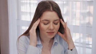 Yorgun ve stresli hissediyorum. Hüsrana uğramış kadın gözlerini kapalı tutuyor..