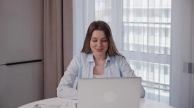 Videoyla iletişim kuran çilli Kafkasyalı genç iş kadını.. 