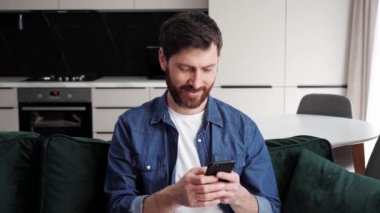 Serbest Çalışan Laptop, Daktilo, Kaydırma, Sörf Ağı Kullanımı Evde Akıllı Telefon