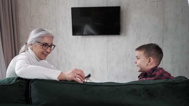 Бабушка помогает растить детей во время коронавируса covid19 семейных отношений. — стоковое видео