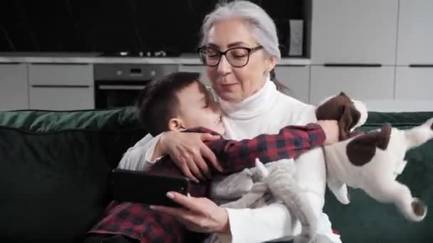 Abuela y nieto se divierten hablando en videollamada con la hija en casa — Vídeos de Stock