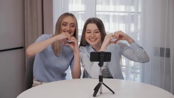 Девушки записывают позитивное видео в видеоблог, разговаривая со смартфоном веб-камеры дома. — стоковое видео