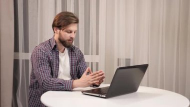 Akşamları evden uzakta çalışan yakışıklı beyaz bir genç adam..