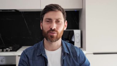 İnternetten iş ortağına veya ailesine görüntülü arama.