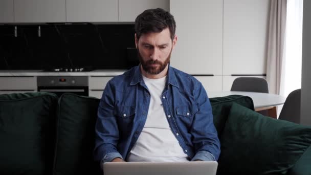 Pensativo hombre de negocios escritor freelancer sentarse en el escritorio de la oficina en casa con el ordenador portátil. — Vídeo de stock