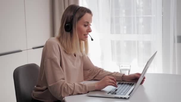 Call center, customer support agent met online chat in het thuiskantoor. — Stockvideo