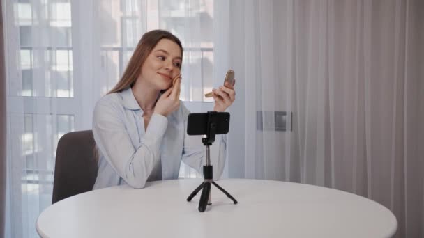 Lächelnde Geschäftsfrau bereitet sich auf Dreharbeiten vor und nimmt Videoblog auf — Stockvideo