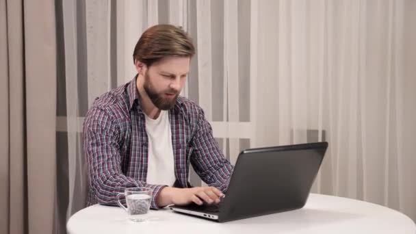 Uomo d'affari eccitato controllare e-mail leggere grandi notizie sul computer portatile la sera. — Video Stock