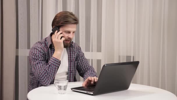Homem de negócios conversando com colegas no trabalho usando smartphone verificando e-mail. — Vídeo de Stock