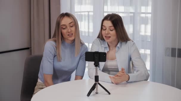 웃는 두 명의 여자 친구가 긍정적 인 vlog 비디오 웹캠 스마트폰을 녹화하는 모습. — 비디오