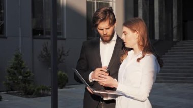 İki iş adamı kablosuz ağ kullanarak bilgisayara bakıyor..