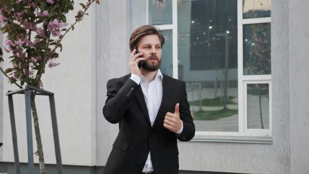 Podnikatel, který pracuje na projektu, mluví po telefonu s obchodníky. Technologie. — Stock video