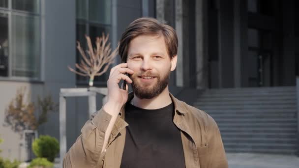 Šťastný chlap s voláním při použití mobilního telefonu s potěšením úsměv. — Stock video