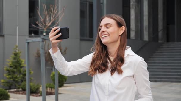 Femme d'affaires apprécie smartphone conversation vidéo journée venteuse. — Video