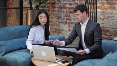 İş ortağı Asyalı kadın, erkek partnerle görüşüyor People App Network.